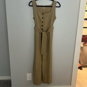 Albion Women's Tan Button Up Jumpsuit
Only worn once 
Stain and smoke free